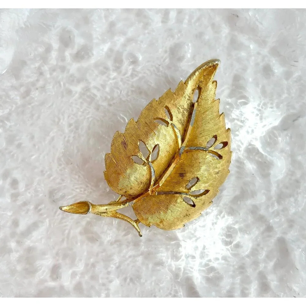 BSK Signed Gold Toned Leaf | Foliage | Autumn Cutout 80's Vintage Brooch Pin